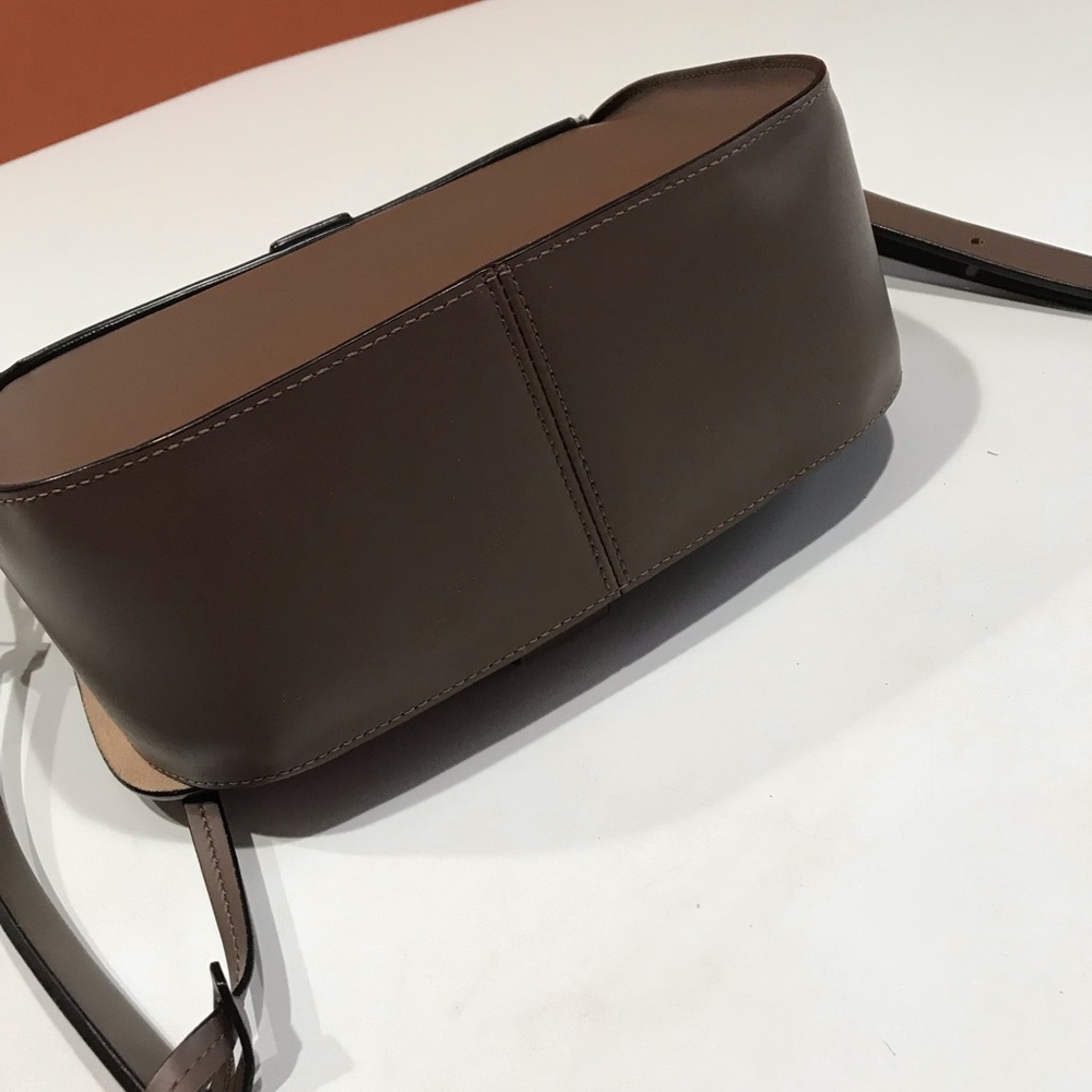 🌼BCBGMaxAzria Real Leather Crossbody Bag, 11”x8”x3.5” - Picture 7 of 16